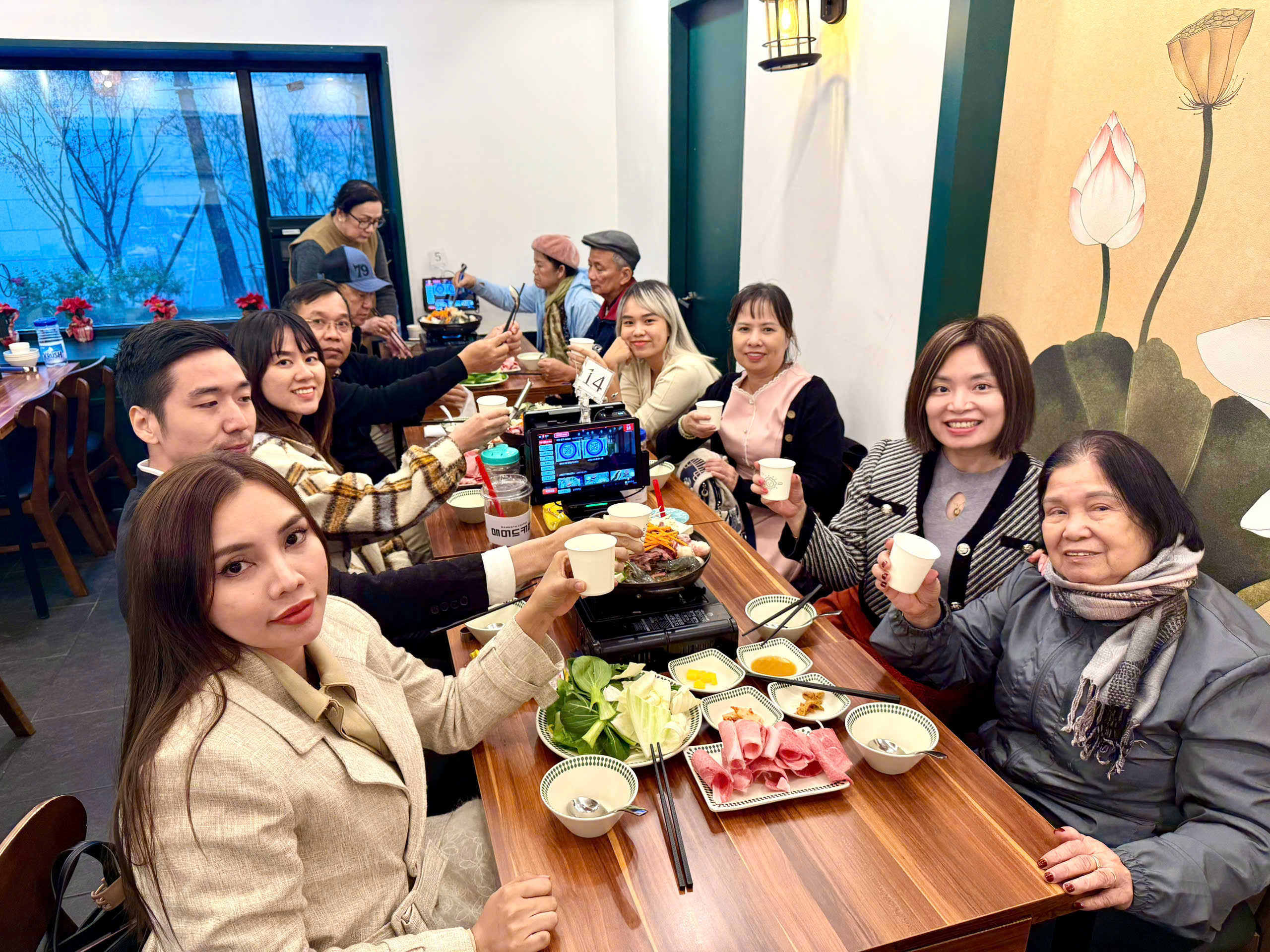 Đoàn Du Lịch Hàn Quốc dùng bữa tại Nhà Hàng