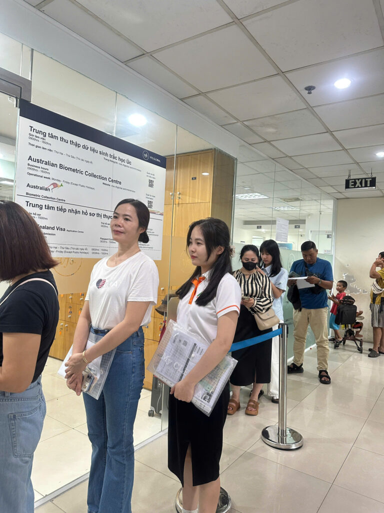 Vietmytravel hỗ trợ khách hàng lăn tay tại Lãnh Sự Quán úc