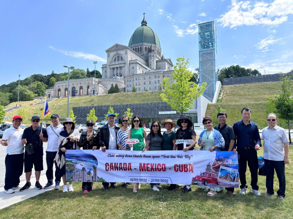 Đoàn tham quan ở Canada