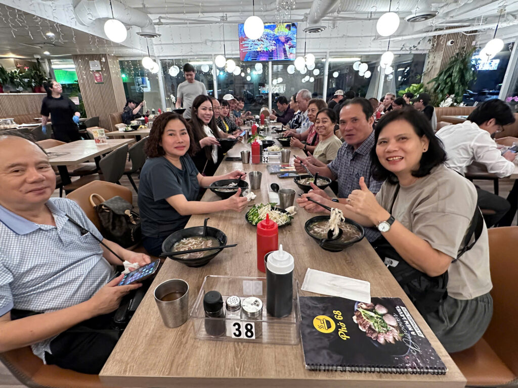Đoàn Ăn Trưa Tại Canada